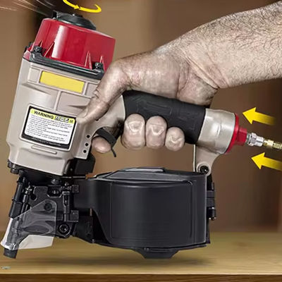 La fixation des clous de pièces de monnaie est rapide et facile avec le pistolet pneumatique à clous sans fil