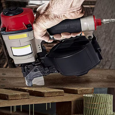 La fixation des clous de pièces de monnaie est rapide et facile avec le pistolet pneumatique à clous sans fil