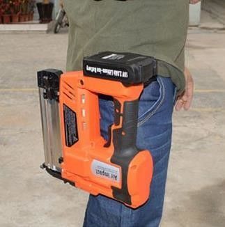 Un clou industriel de 18 V à bois sans fil à air peut contenir jusqu'à 100 clous avec batterie Li