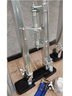 Des talons d'aluminium réglables améliorent les performances pour les adultes de la construction