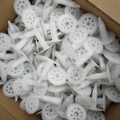 Des clous d'isolation en plastique blancs et lisses pour les murs extérieurs