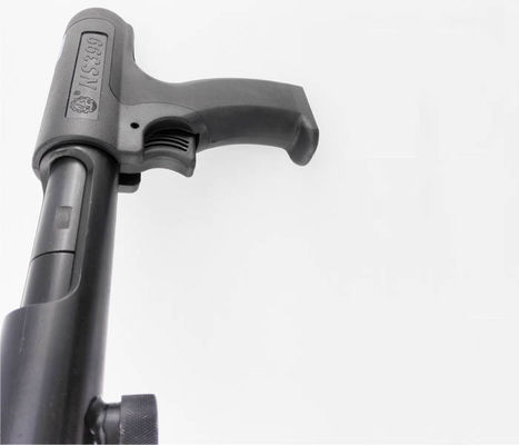 Un puissant pistolet à clous noir pour le toit.22.27 cal Charges électriques et 120V / 60HZ tension