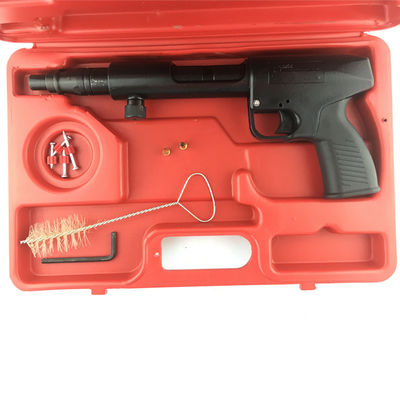 Un puissant pistolet à clous noir pour le toit.22.27 cal Charges électriques et 120V / 60HZ tension