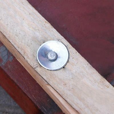 Un clou en béton de type PDW galvanisé électriquement avec un lave-linge en métal de 25 mm